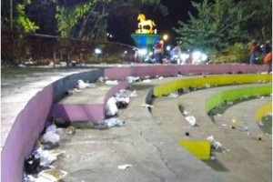 Tampak sampah berserakan di Taman Kota Kuningan